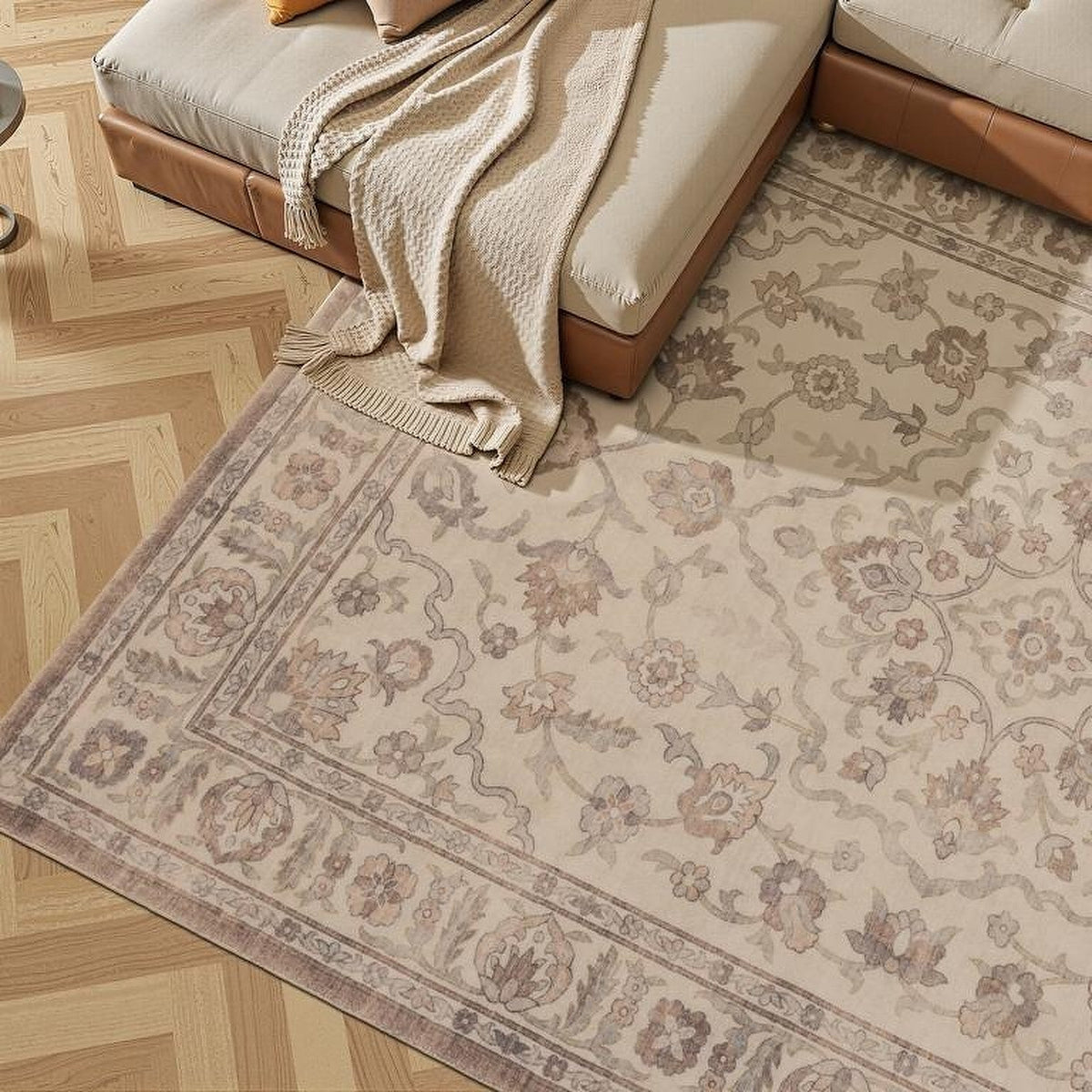 Tapis Moissac, coloris beige et terracotta, devant le canapé