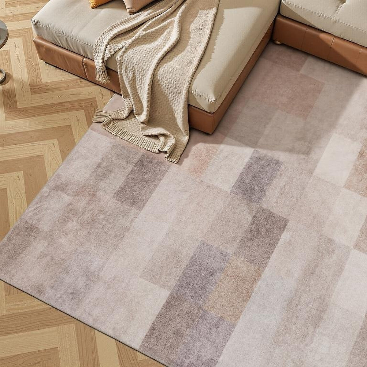 Tapis Albi beige et brun, devant le canapé