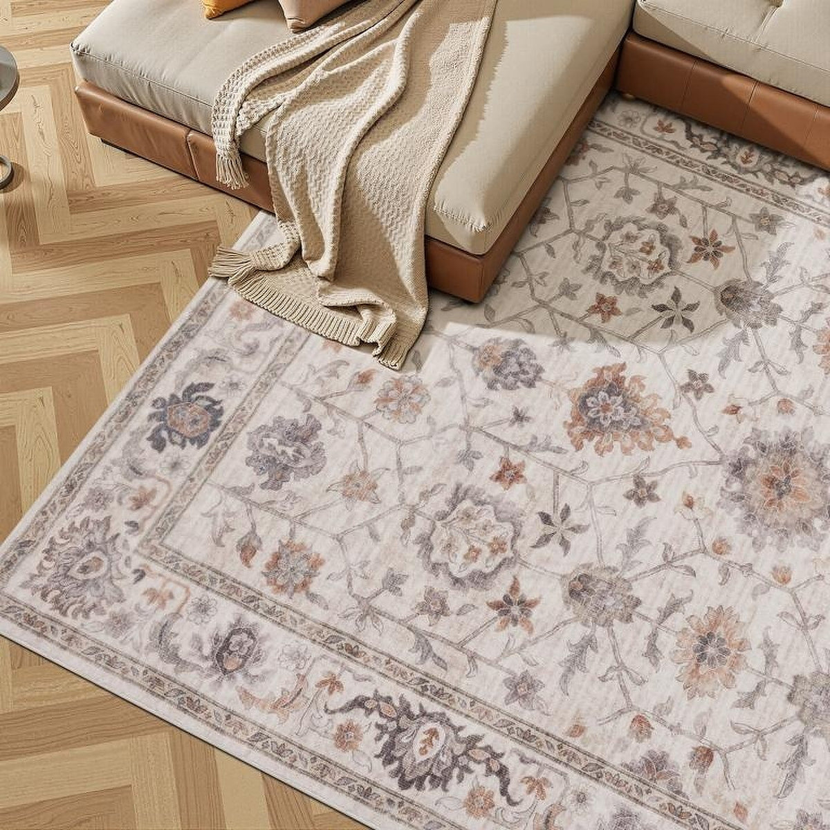 Tapis Albi, coloris beige et terracotta, devant le canapé
