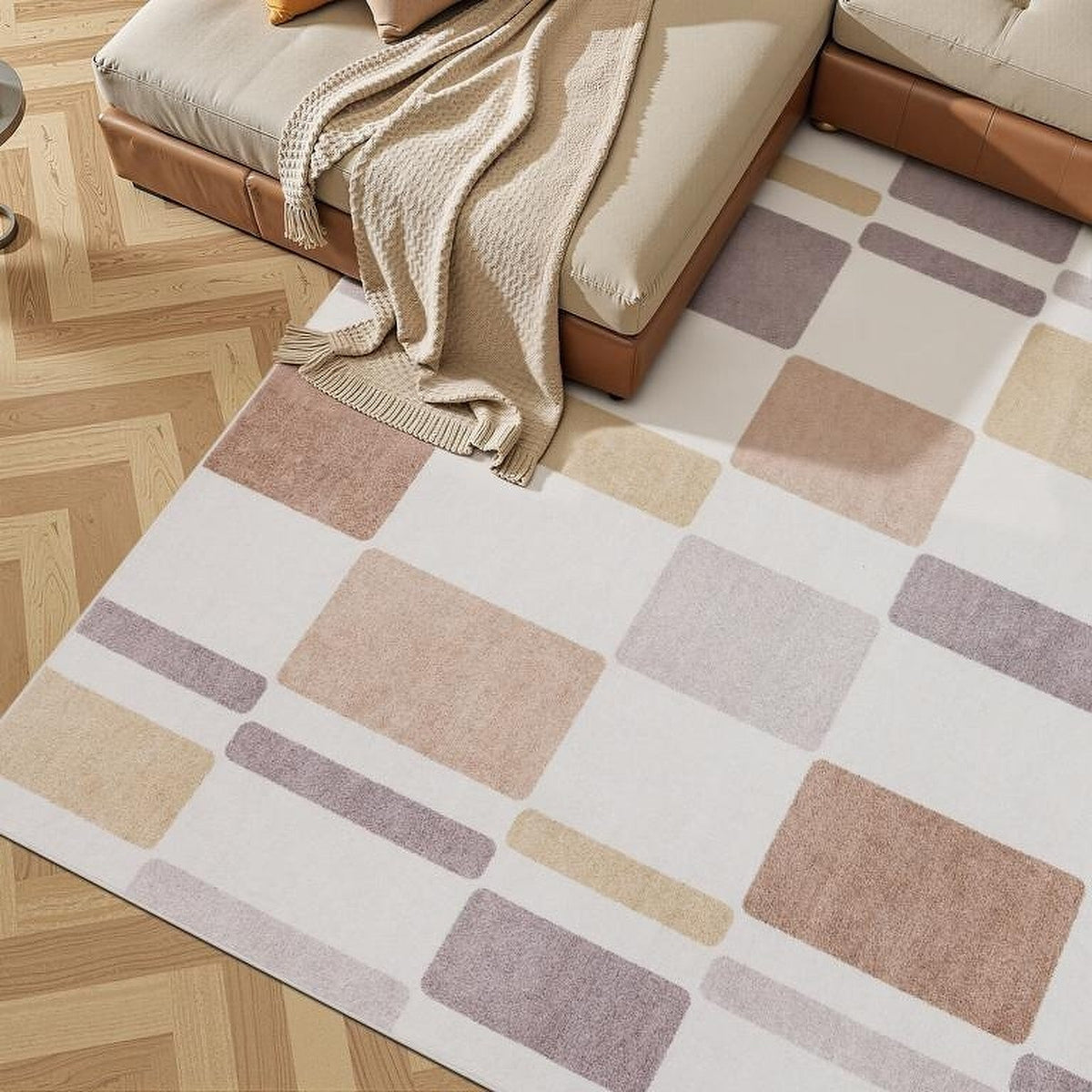 Tapis Millau, coloris ivoire nuancé, devant le canapé