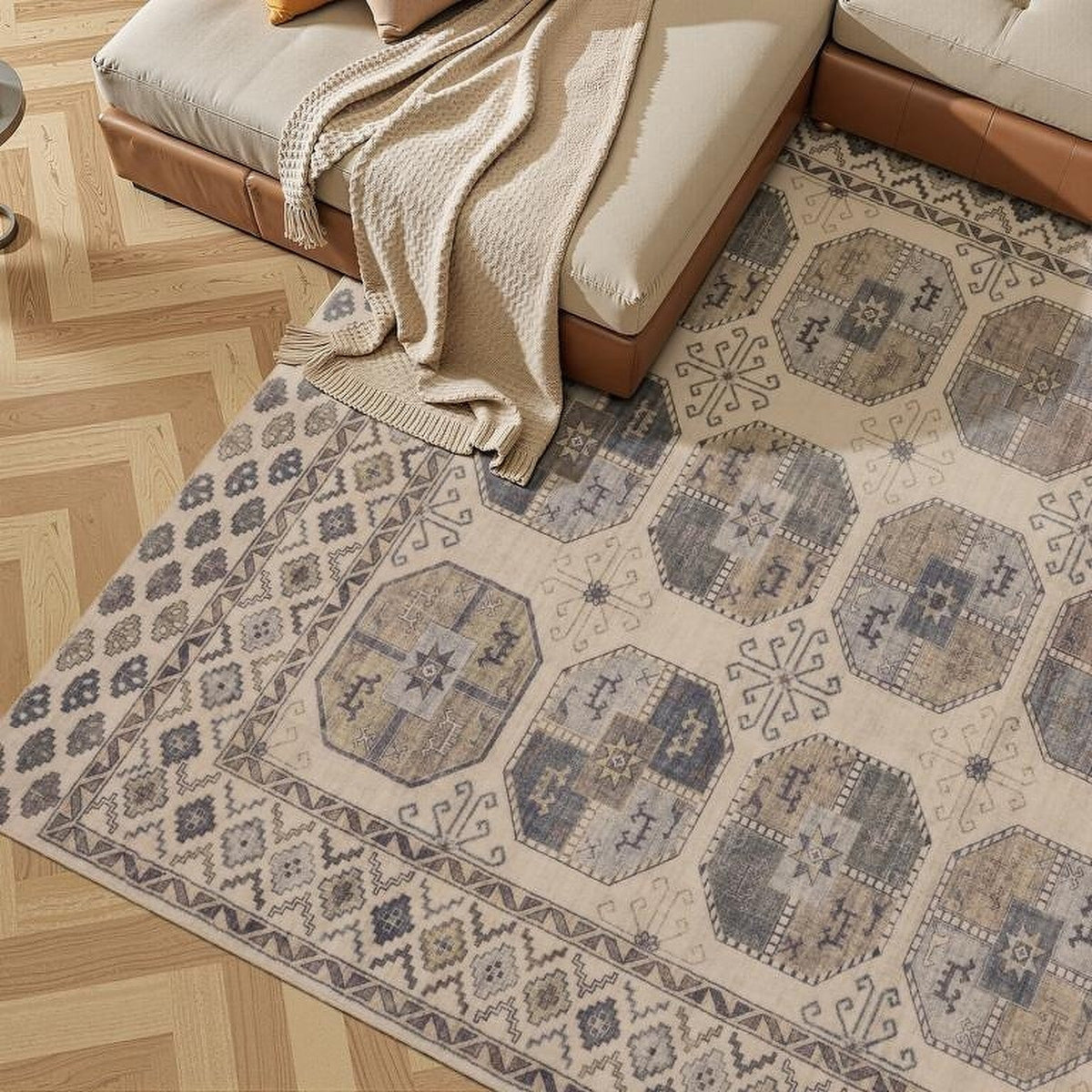 Tapis Moissac, coloris beige et gris, motif 1, devant le canapé