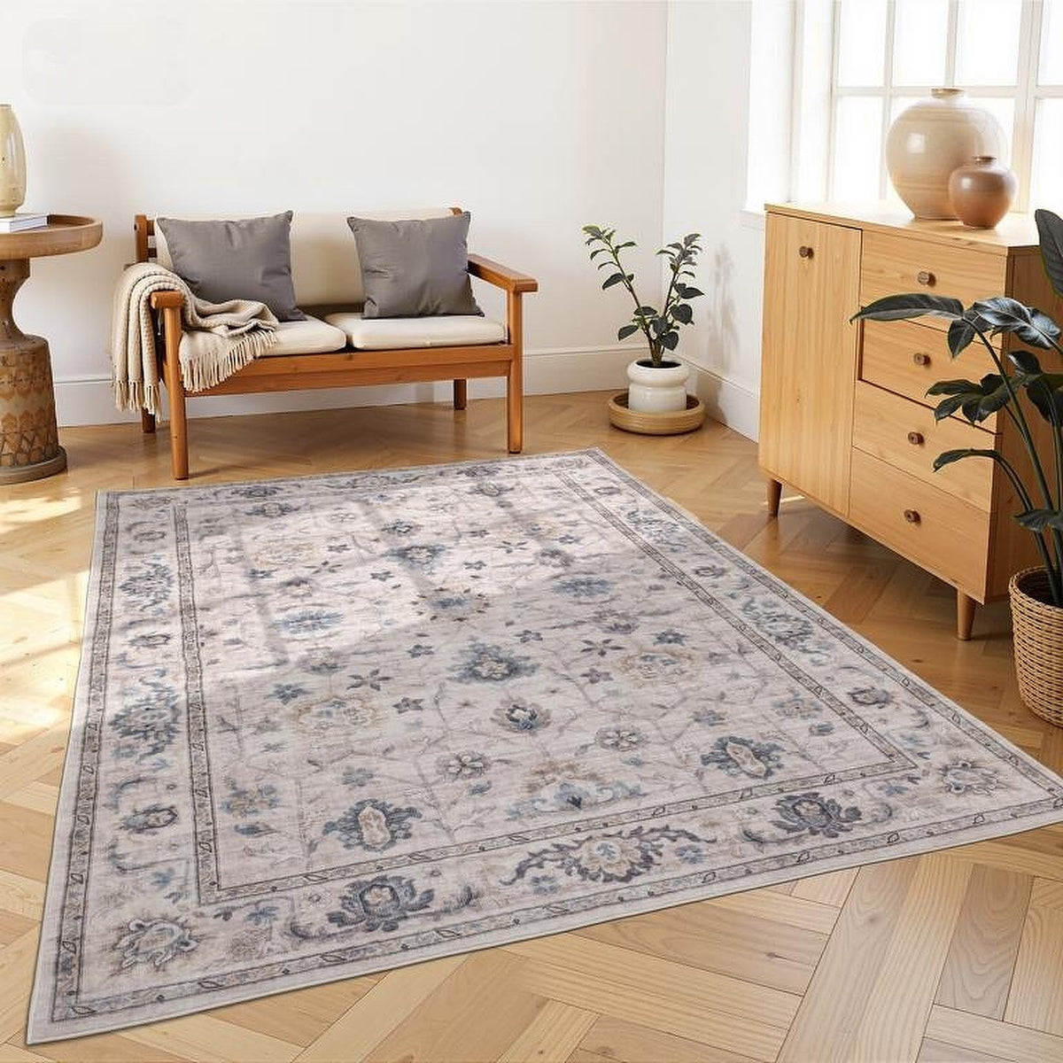 Tapis Albi, coloris beige et bleu, dans une pièce