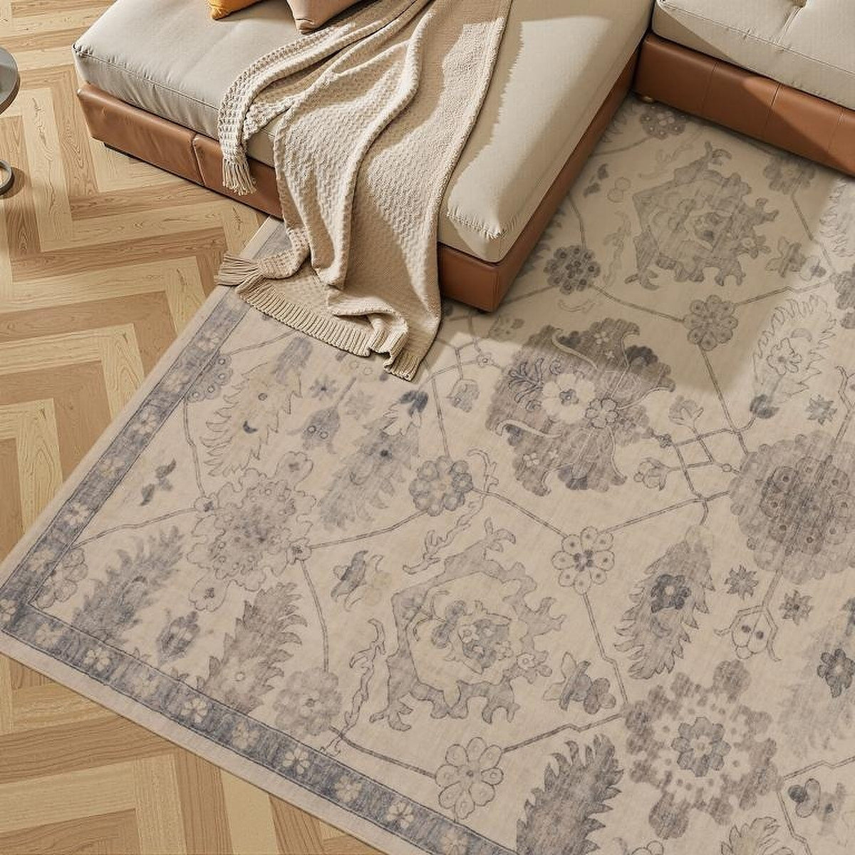 Tapis Moissac, coloris beige et bleu, devant le canapé