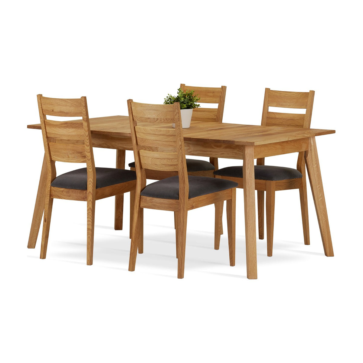 Table Victor avec quatre chaises en chêne, mise en scène sur fond blanc