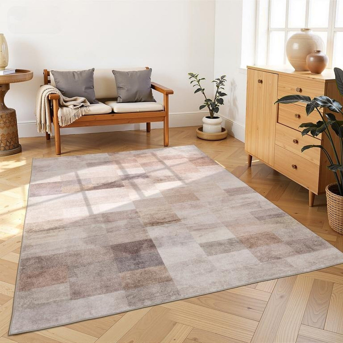 Tapis Albi beige et brun, dans une pièce