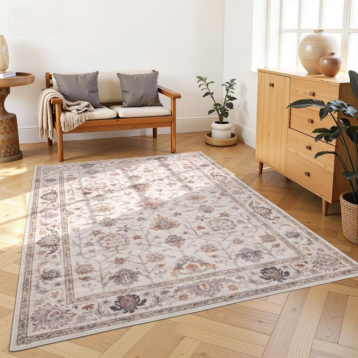 Tapis Albi, coloris beige et terracotta, dans une pièce