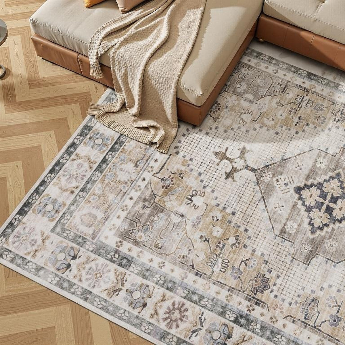 Tapis Millau, coloris beige nuancé, devant le canapé
