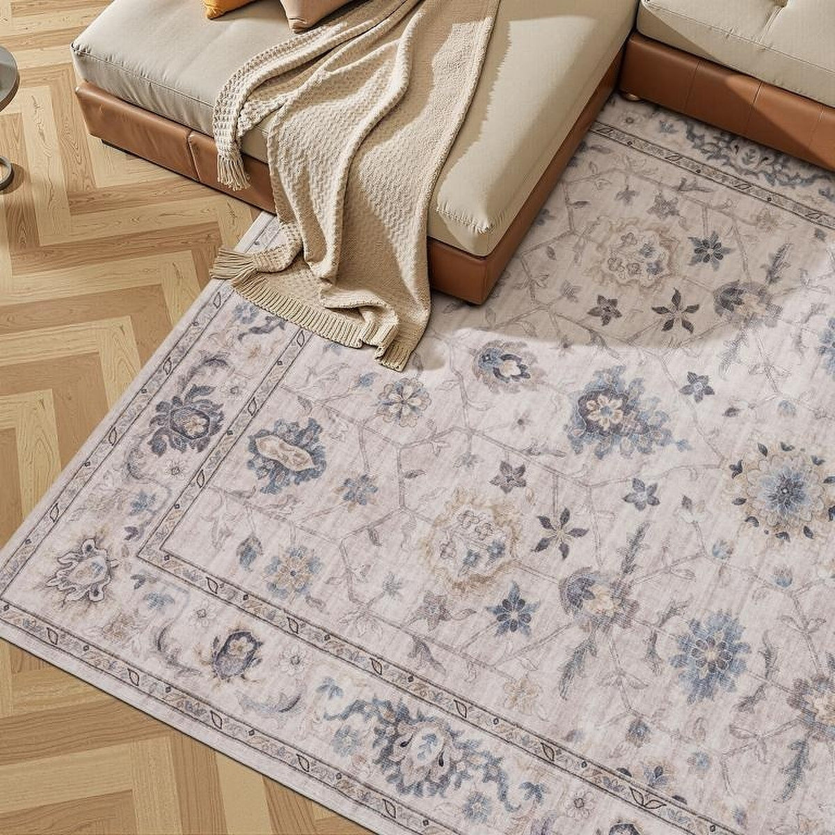 Tapis Albi, coloris beige et bleu, devant le canapé