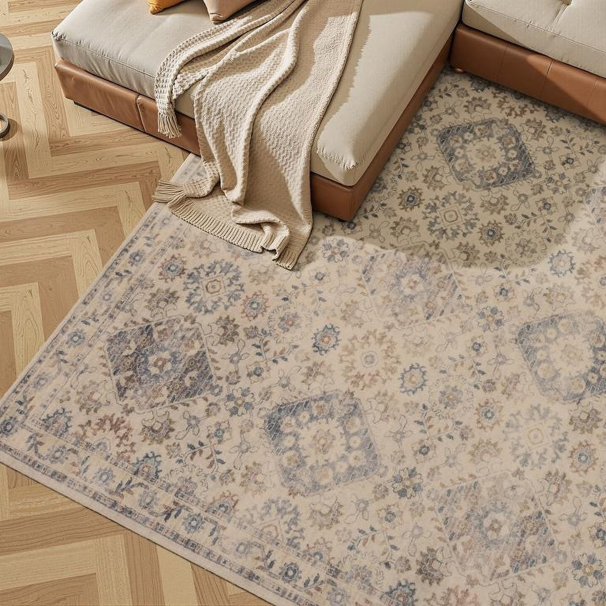 Tapis Moissac, coloris beige et gris, motif 2, devant le canapé